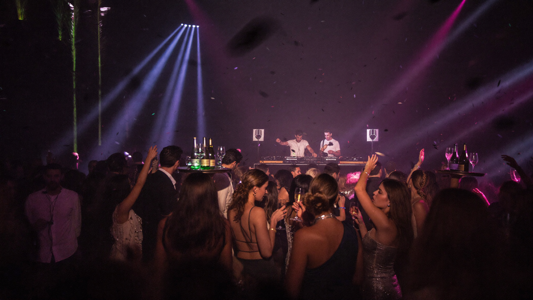 DJs legen vor tanzender Menge bei einer Partynacht im Lilly's Club in Saint-Tropez auf